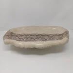 Bandeja irregular beig con incisión